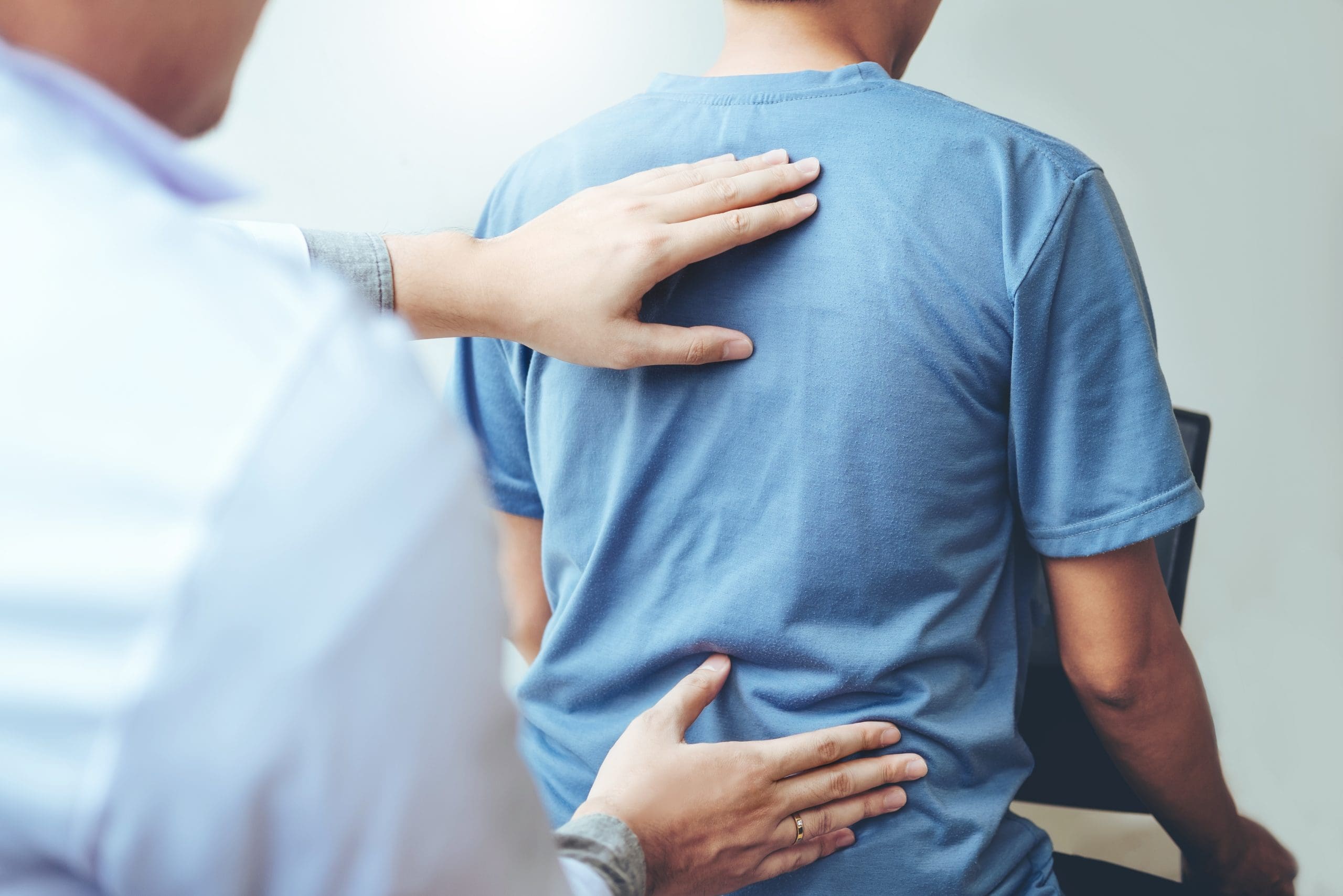 Doctor consulting with patient Back problems Physical therapy co Murfreesboro Ciropractor